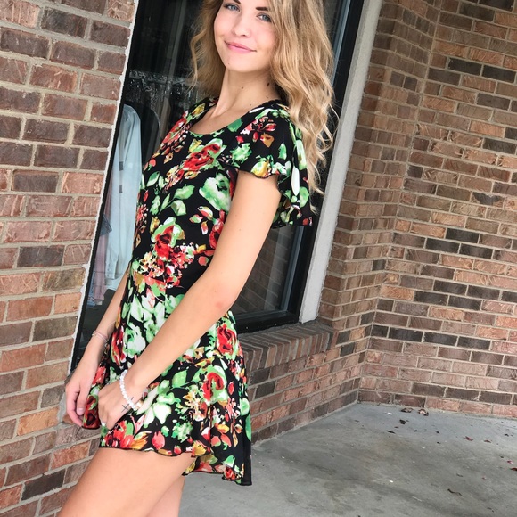 Pants - Closet clear 🚨 Floral ruffle butt short romper